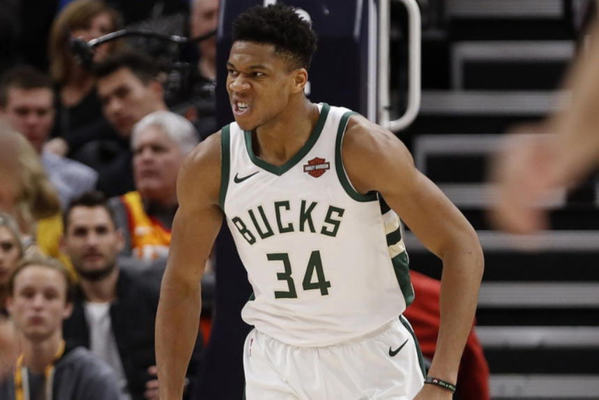 开云体育入口-雄鹿完胜深圳队，米切尔刷新纪录