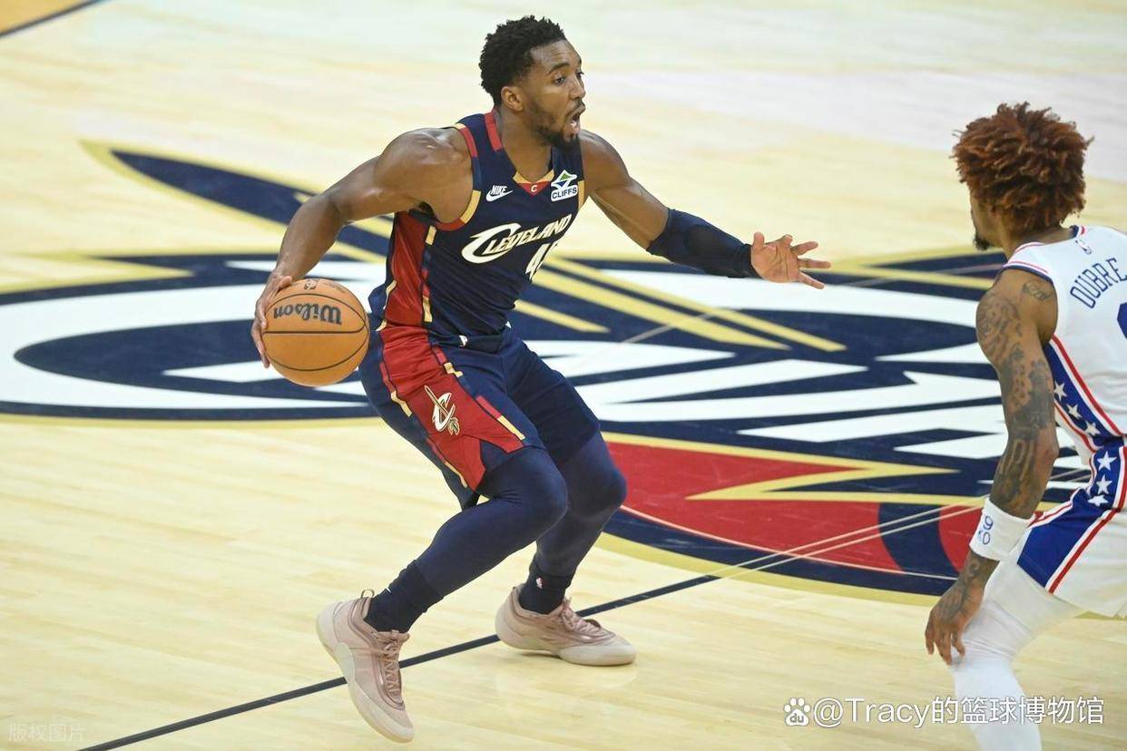 雄鹿完胜深圳队，米切尔刷新纪录