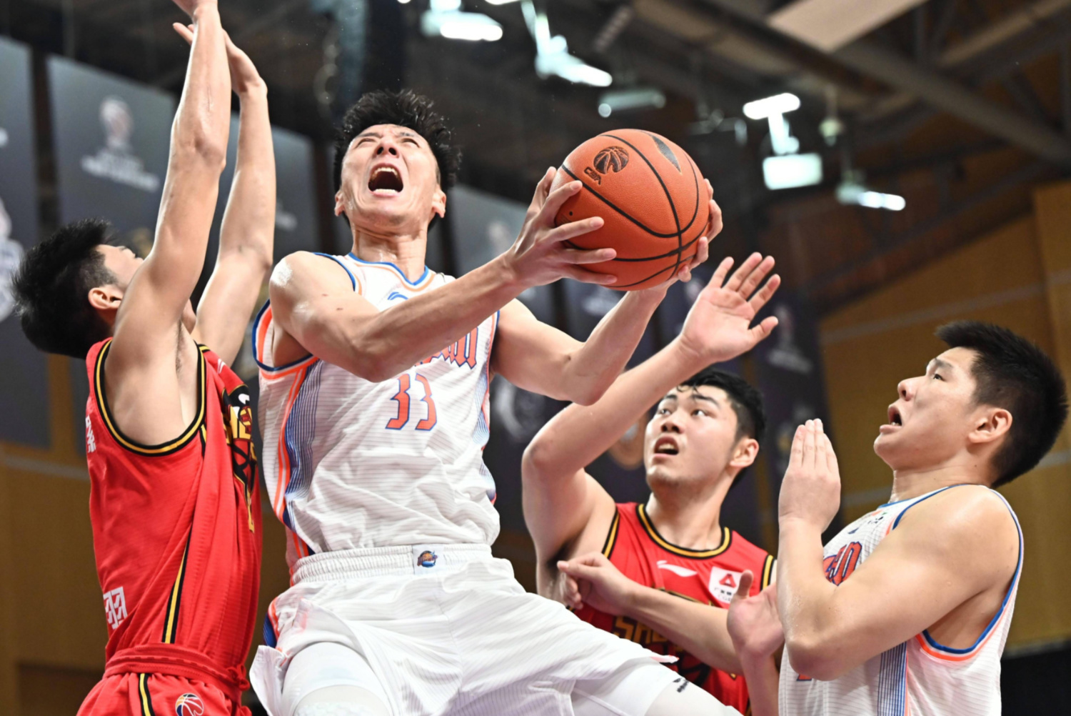 四川队险胜灰熊，库里状态火热